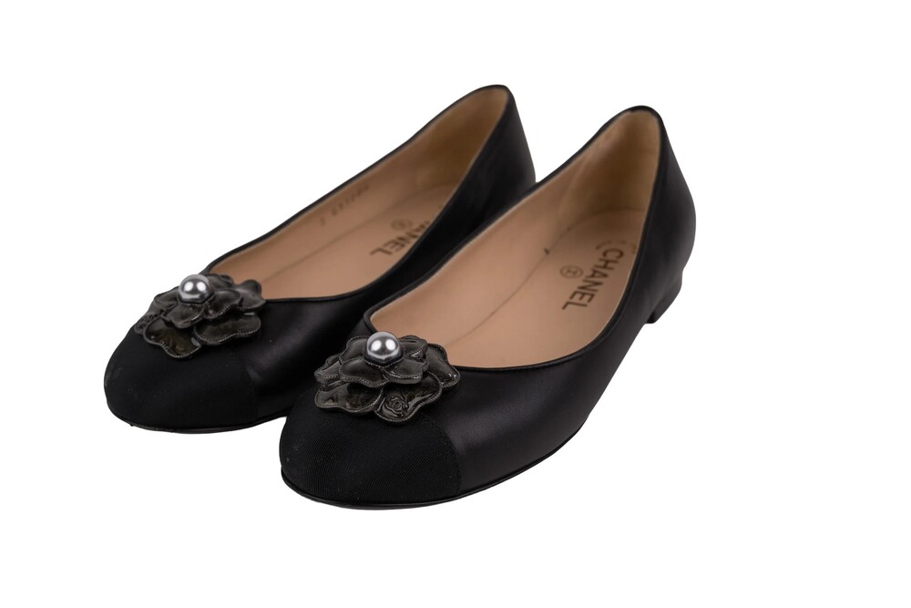 Chanel Black Camellia Pearl Flats Cap Toe Lambskin Grosgrain Size 38C